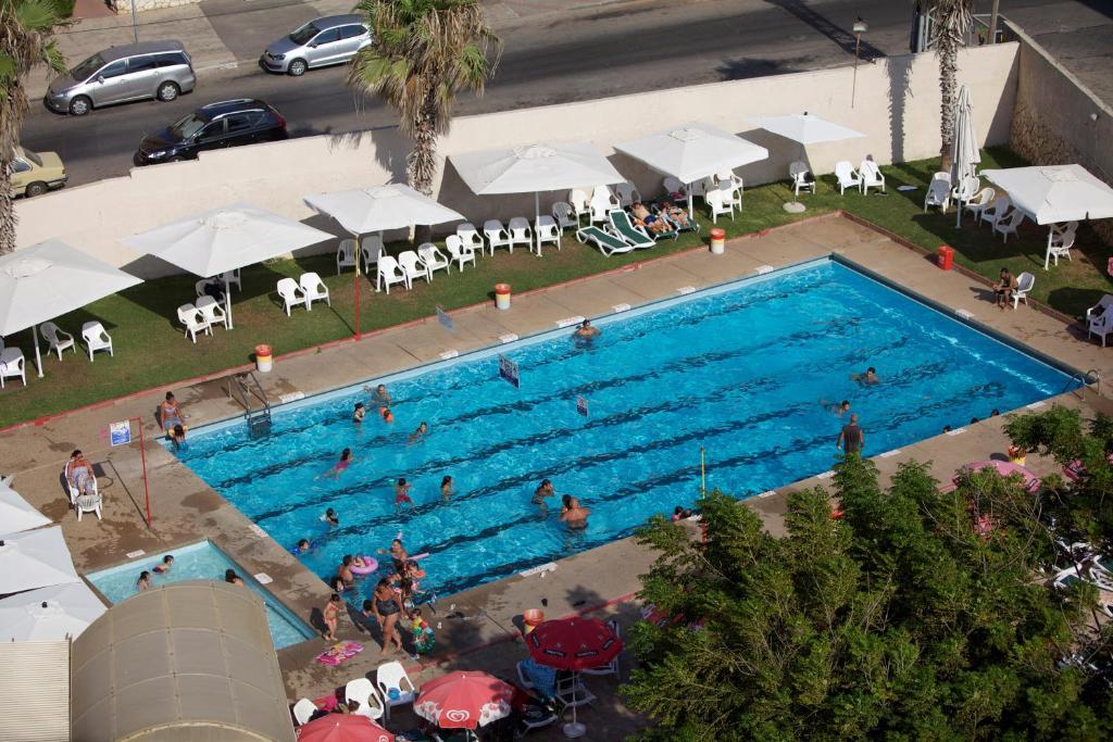 Galil Hotel Нетания Екстериор снимка