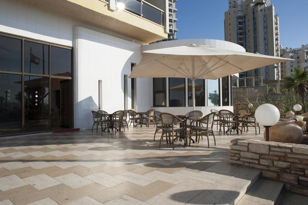 Galil Hotel Нетания Екстериор снимка